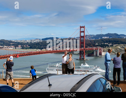 San Francisco - Golden Gate Blick von einer open-Top-Tour-Bus als ein Kreuzfahrtschiff unterquert die Brücke und Touristen halten in Autos. Stockfoto