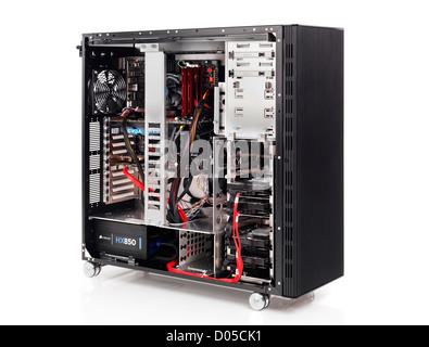 PC-Computer öffnen ATX-Gehäuse mit Mainboard und andere installierte Hardware isoliert auf weißem Hintergrund Stockfoto