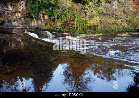 Der Wasserfall auf der Fluss-Mandel an Cramond, Edinburgh, Schottland. Stockfoto