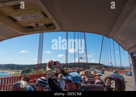 San Francisco - überqueren die Golden Gate Bridge, Blick von einer open-Top-Tour-Bus. Stockfoto