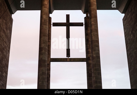 Ein Kreuz hoch in der Struktur der Kathedrale von Coventry, West Midlands, UK. Stockfoto