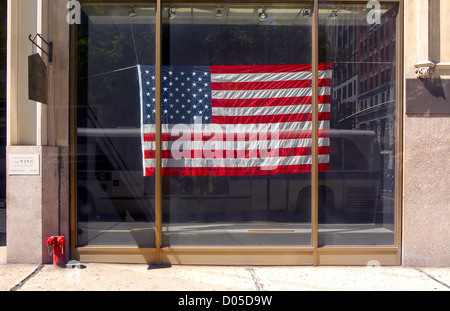 Eine amerikanische Flagge hängt in eine leere Schaufenster, in dem World Trade Center-Anschlag getöteten zu Ehren. Stockfoto