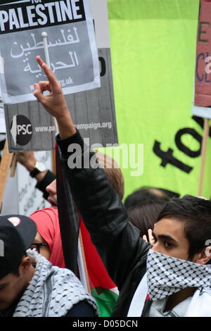 Samstag, 17. November 2012, israelische Botschaft in London zu protestieren. Rund 1200 Personen einen Protest in der Nähe der israelischen Botschaft in London zur Unterstützung der Palästinenser als Luftangriff im Gazastreifen weiter. Stockfoto