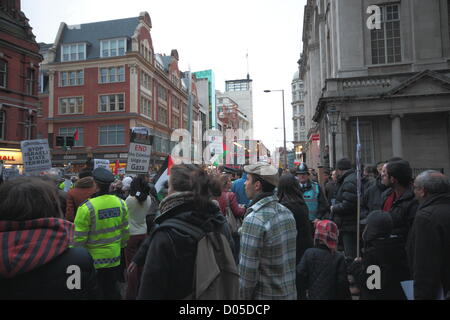 Samstag, 17. November 2012, israelische Botschaft in London zu protestieren. Rund 1200 Personen einen Protest in der Nähe der israelischen Botschaft in London zur Unterstützung der Palästinenser als Luftangriff im Gazastreifen weiter. Stockfoto