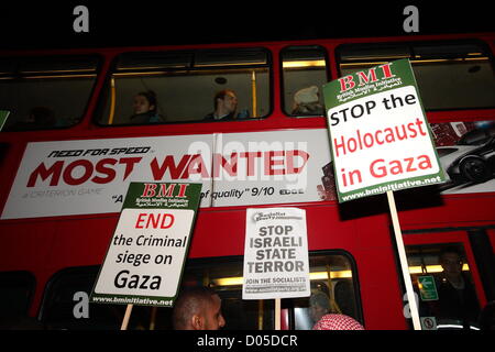 Samstag, 17. November 2012, israelische Botschaft in London zu protestieren. Rund 1200 Personen einen Protest in der Nähe der israelischen Botschaft in London zur Unterstützung der Palästinenser als Luftangriff im Gazastreifen weiter. Stockfoto