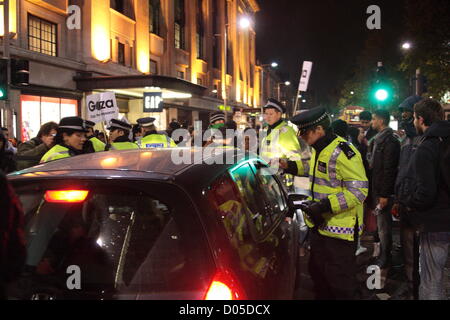 Samstag, 17. November 2012, israelische Botschaft in London zu protestieren. Rund 1200 Personen einen Protest in der Nähe der israelischen Botschaft in London zur Unterstützung der Palästinenser als Luftangriff im Gazastreifen weiter. Stockfoto