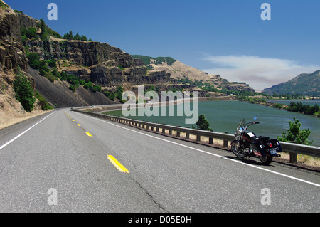 Ein Motorrad parkt auf der Schulter der Highway 12 entlang des Columbia River Gorge im südlichen US-Bundesstaat Washington, USA. Stockfoto