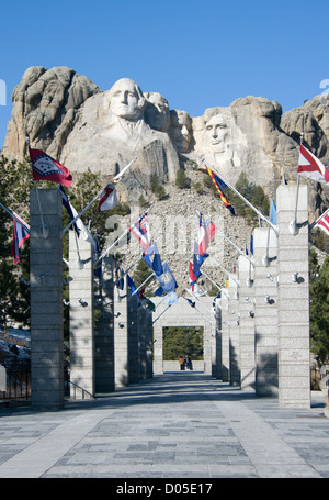 Ein Mann und eine Frau stehen allein Anzeigen von Mt. Rushmore National Monument an des Parks Grand Terrasse. Stockfoto