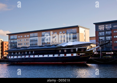 Landschaftsblick auf das älteste Kriegsschiff HMS Unicorn Fregatte noch flott am Victoria Dock, City Quay in Dundee, Großbritannien Stockfoto