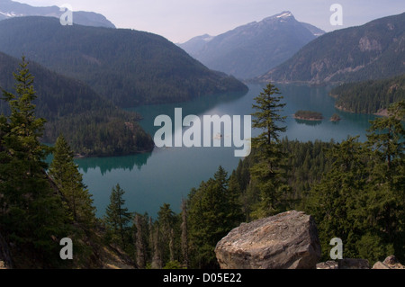 Die tiefgrünen Wald und Cascade Mountains der Ross Lake Recreation Area auf der Autobahn 20 im pazifischen Nordwesten. Stockfoto