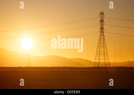 Sonnenuntergang hinter Kraftübertragung erhebt sich nördlich von San Francisco, Kalifornien. Stockfoto