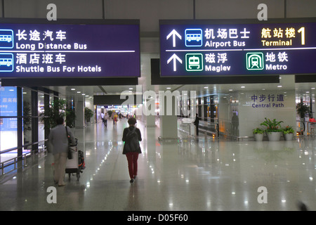 Shanghai China, Internationaler Flughafen Chinese Pudong, PVG, Gate, Terminal, chinesische Mandarin-Symbole, hanzi, han, Zeichen, Schild, Informationen, Wegbeschreibungen, Bus, CO Stockfoto