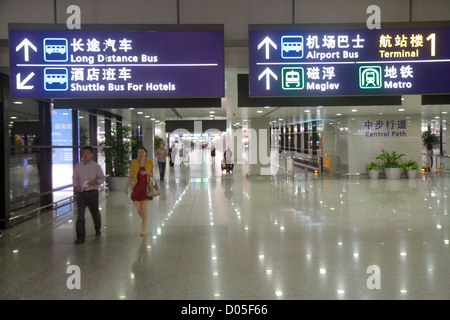 Shanghai China, Asien, Chinesisch, Oriental, Pudong International Airport, PVG, Gate, Terminal, Mandarin-chinesische Symbole, hanzi, han, Zeichen, Zeichen, Logo, informatio Stockfoto