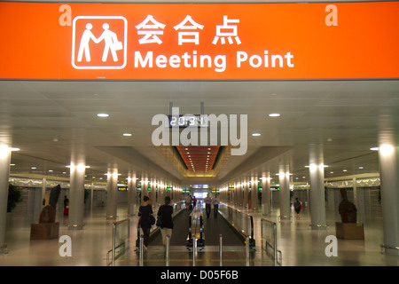 Shanghai China, Internationaler Flughafen Chinese Pudong, PVG, Gate, Terminal, chinesische Mandarin-Symbole, hanzi, han, Zeichen, Schild, Informationen, Treffpunkt, mov Stockfoto