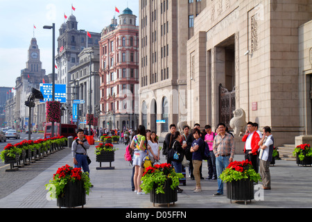 Shanghai China, chinesisches Huangpu Viertel, der Bund, Zhongshan Straße, Gebäude im neoklassizistischen Art déco-Stil, Skyline der Stadt, asiatischer Mann Männer, Frau Frau wo Stockfoto