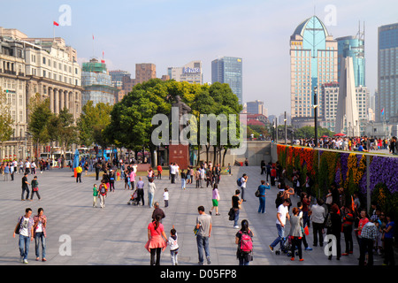 Shanghai China, der chinesische Bezirk Huangpu, der Bund, die Zhongshan-Straße, die Goldene Woche des Nationaltages, asiatische Männer, Männer, Frauen, Familienfamilien, Eltern Stockfoto