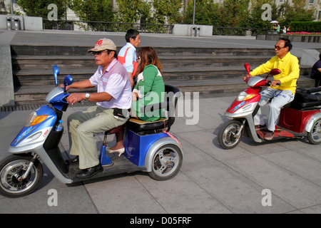 Shanghai China, der chinesische Bezirk Huangpu, der Bund, die Zhongshan Straße, Goldene Woche am Nationalfeiertag, asiatischer Mann, Männer, Frauen, Elektroroller, China1 Stockfoto