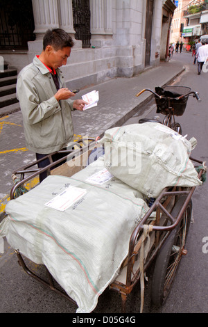 Shanghai China, chinesisches Huangpu Viertel, Dianchi Straße, Huangpu Bezirk, asiatischer Mann Männer Erwachsene Männer, Fahrradlieferung, Säcke, mit Handy, p Stockfoto