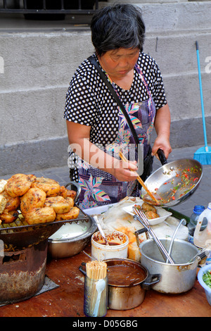 Shanghai China, chinesische Dianchi Road, Huangpu District, Street Food, Verkäufer Stände Stand Markt Markt Markt, asiatische Frau weibliche Frauen, Kochen Stockfoto