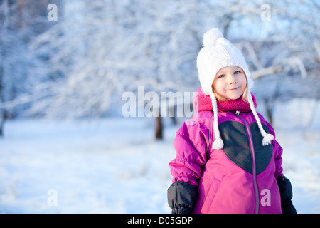 Kleines Mädchen im Freien auf Wintertag Stockfoto