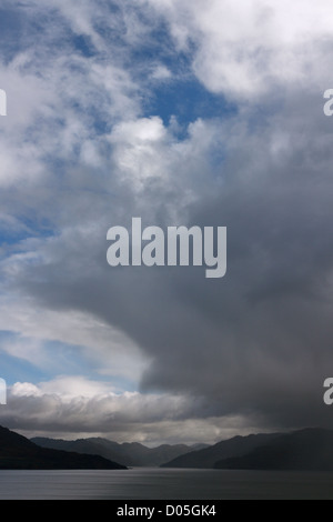 Dramatische Himmel und Sonne über Sound of Sleat mit Eingang Loch Hourn in Ferne, Schottland, Großbritannien Stockfoto