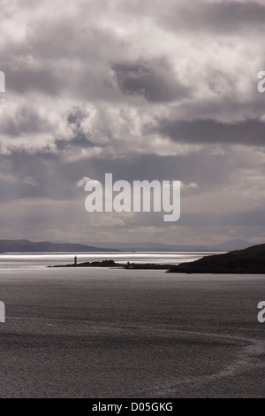 Dramatische Himmel und Sonne über Sound of Sleat mit Isle Ornsay Leuchtturm in Ferne, Schottland, Großbritannien Stockfoto