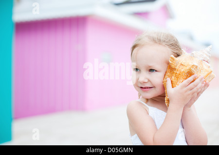 Kleines Mädchen mit Muschel Stockfoto