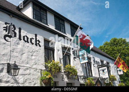 Grafschaft Gwynedd, Caernarfon, Wales, Black Boy Inn ca. 1522, Gasthaus Anzeichen schwarzen junge auf einer Seite schwarz Bouy auf Gegenteil Stockfoto