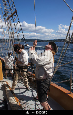 Die Crew rigs die Segel der Hawaiian Chieftain, wie sie am Lake Washington während einer mock Seeschlacht im Rahmen des Labor Day Feierlichkeiten am 31. August 2012 in der Nähe von Kirkland, Washington segelt. Stockfoto