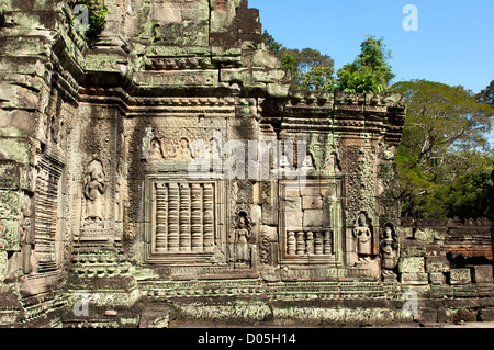 Außenwand, geschmückt mit Reliefs und einer falschen Fenster oder Baluster, Preah Khan Tempel, Angkor, Siem Reap, Kambodscha Stockfoto