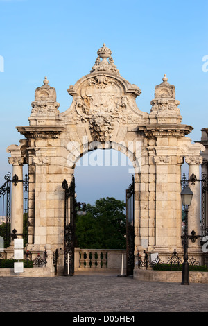 Tor zum Königlichen Palast (Budaer Burg) in Budapest, Ungarn. Stockfoto