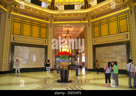 Shanghai China, chinesisches Huangpu Viertel, der Bund, Zhongshan Straße, Nationale Tag Goldene Woche, asiatischer Mann Männer männlich, Frau weibliche Frauen, Fairmont Frieden, Hotel, Sa Stockfoto