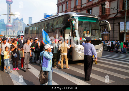 Shanghai China, Asien, Chinesisch, Orient, Huangpu District, East Nanjing Road, Nationale Tag Goldene Woche, Bus, Bus, Reisebus, Boarding, Asiaten, Erwachsene erwachsene ma Stockfoto