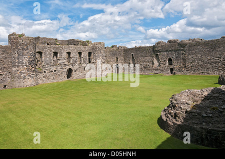 Wales, Isle of Anglesey, Beaumaris Castle Bau begann 1295, Burghof Stockfoto