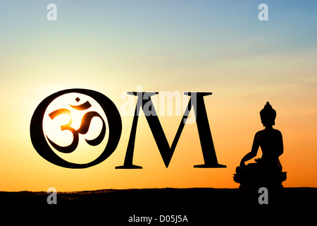 Hinduistischen OM / AUM Symbol und Buddha Silhouette bei Sonnenuntergang. Indien Stockfoto