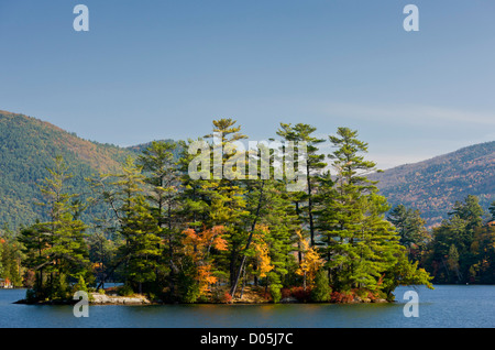 Herbst Insel mit Kiefern und Ahorn, in Lake George, fallen, Adirondack Mountains, New York State, USA Stockfoto