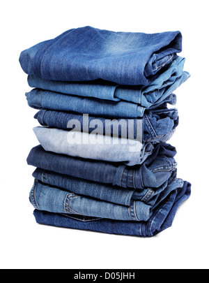 Ein Stapel von verschiedenen Schattierungen von blau Jeans isoliert auf weiss mit natürlichen Schatten. Stockfoto