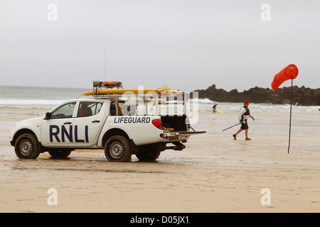 RNLI Rettungsschwimmer LKW direkt am Meer, am Strand von St. Ives, Cornwall, England, UK, August 2012 Stockfoto