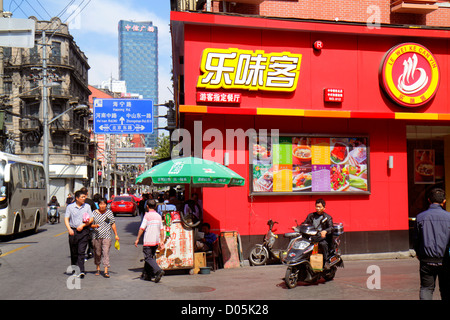 Shanghai China, Chinese Huangpu District, Sichuan Road, Chinese Mandarin Symbols, hanzi, Restaurant Restaurants Essen Essen Café Cafés, asiatischer Mann Männer männlich, w Stockfoto