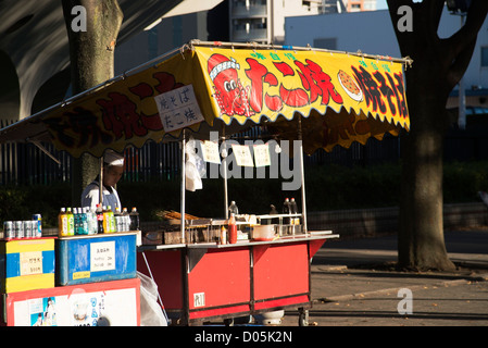 Straßenhändler verkaufen Takoyaki in Harajuku, Tokio Stockfoto