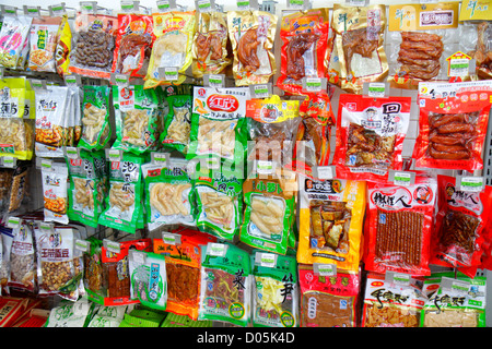 Shanghai China, chinesischer Bezirk Huangpu, Jiangxi Road, Lebensmittelladen, Vitrine Verkauf, vakuumverpackt, trocken verpackte Lebensmittel chinesischen Mandarin Symbole, han Stockfoto