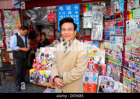 Shanghai China, Asien, Chinesisch, Orient, Huangpu District, Jiangxi Road, Asiaten, Männer Männer Erwachsene Erwachsene, chinesische Mandarin-Symbole, hanzi, Zeitungskiosks neu Stockfoto