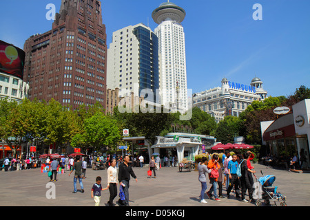 Shanghai China, Oriental, Huangpu District, Nanjing Road, People's Square, plaza, asiatischer Mann Männer Erwachsene Männer, Vater, Mutter, Frau weibliche Frauen, Sohn, Junge b Stockfoto