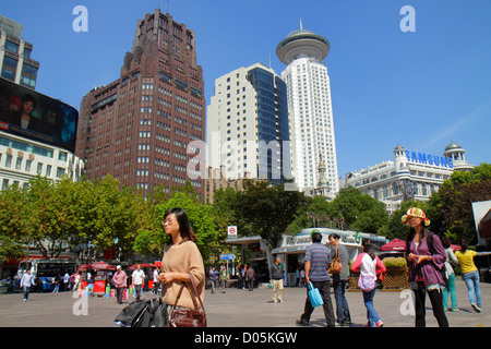 Shanghai China, Asien, Chinesisch, Orientalisch, Huangpu District, Nanjing Road, People's Square, plaza, Asiaten, Erwachsene Erwachsene Frauen Frauen weibliche Dame, Park, Hotel Stockfoto