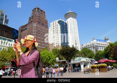 Shanghai China, chinesisches Huangpu Viertel, Nanjing Straße, Volksplatz, plaza, asiatische Frau Frauen, Park, Hotel, Metro Eingang, Radisson Hotel Shanghai Stockfoto