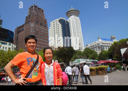 Shanghai China, Asien, Chinesisch, Orientalisch, Huangpu District, Nanjing Road, People's Square, plaza, Asiatische Asiaten, Mann Männer Erwachsene Erwachsene Erwachsene, Vater Papa, Eltern, Pare Stockfoto