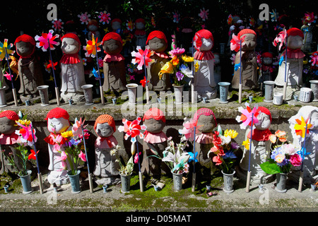 Jizo Statuen und Windräder, Zojoji. Stockfoto