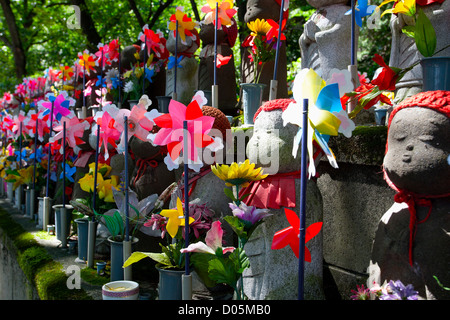 Jizo Statuen und Windräder, Zojoji. Stockfoto