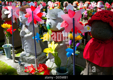 Jizo Statuen und Windräder, Zojoji. Stockfoto