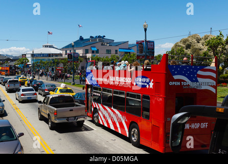 San Francisco - open Top Hop-on / Hop-off-Stadt-Tour-Bus. Am Embarcadero. Stockfoto